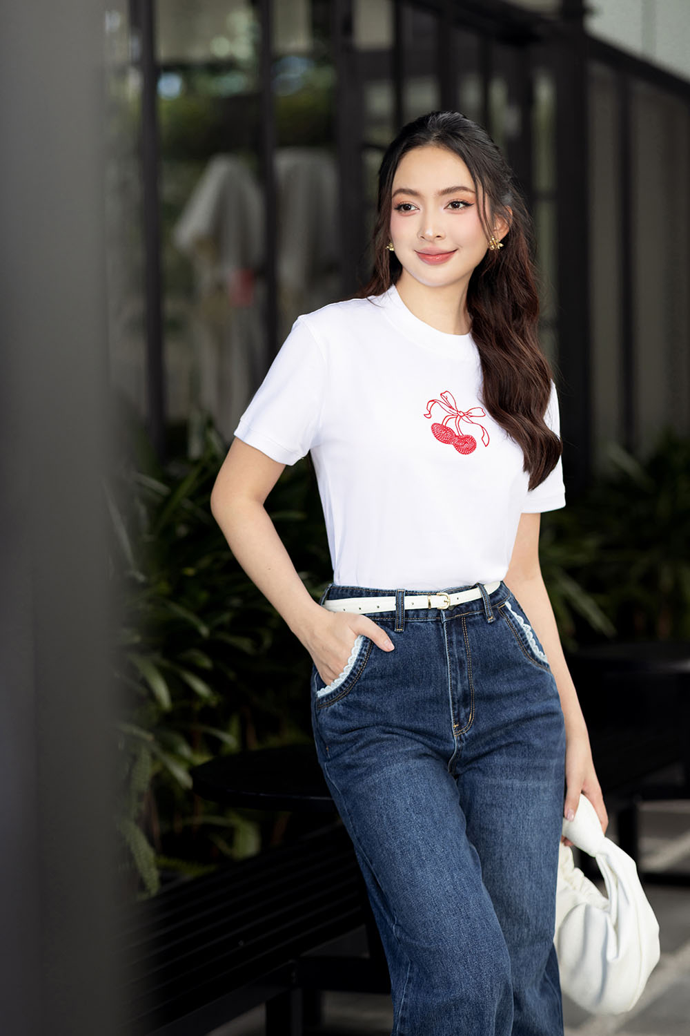 Áo thun nữ màu trắng thêu họa tiết cherry