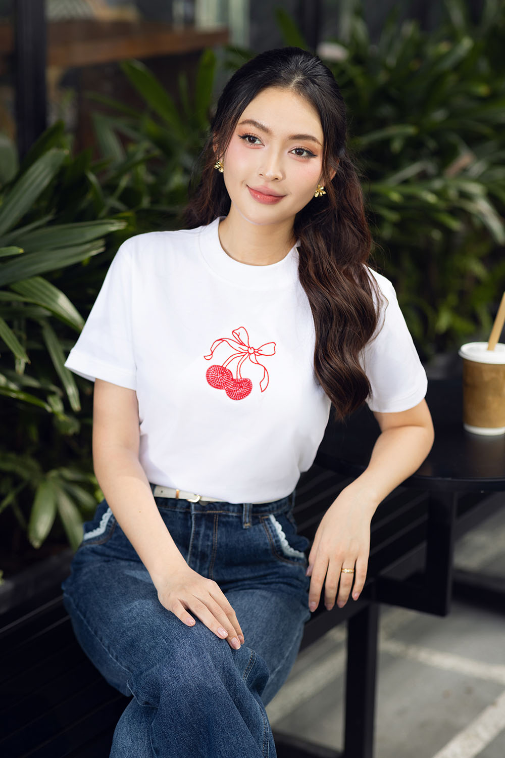 Áo thun nữ màu trắng thêu họa tiết cherry