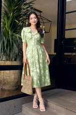Đầm xòe xanh hoa trắng nhấn eo