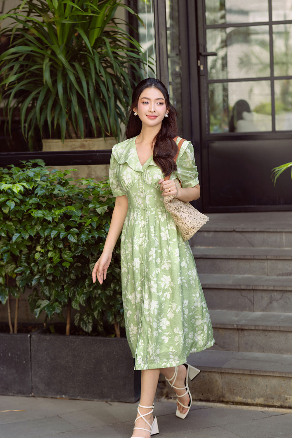 Đầm xòe xanh hoa trắng nhấn eo