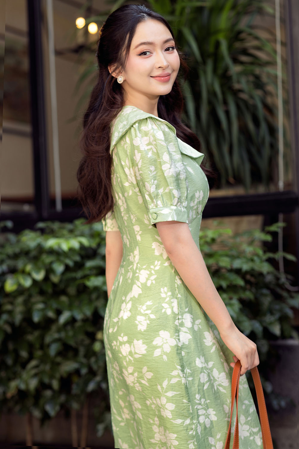 Đầm xòe xanh hoa trắng nhấn eo