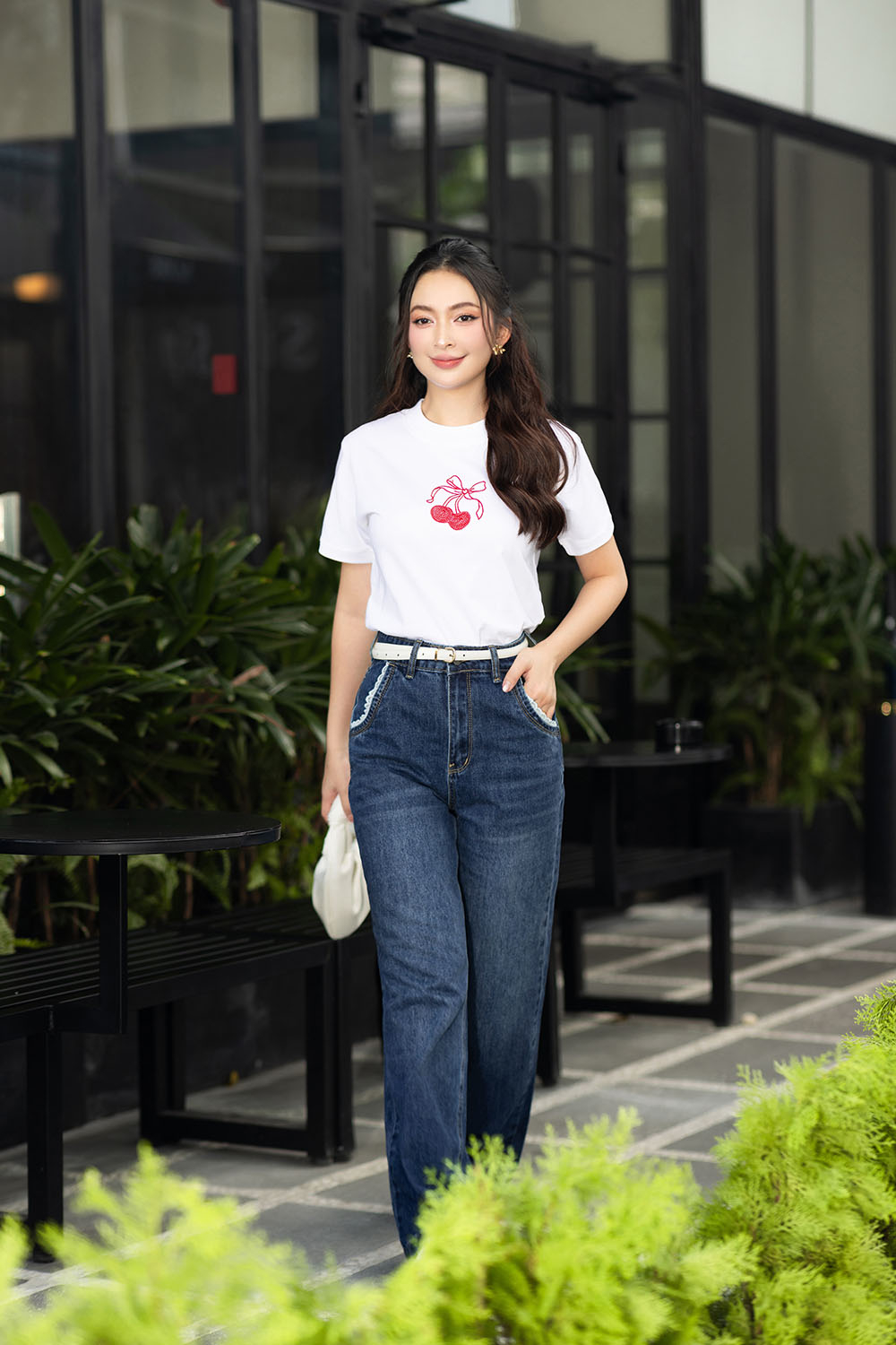Quần jeans nữ ống suông xanh đậm viền túi