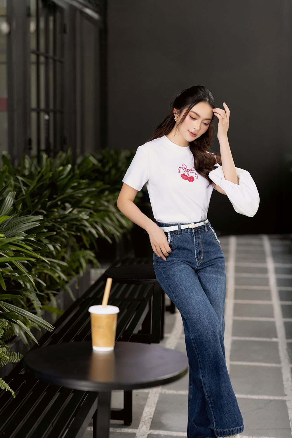 Quần jeans nữ ống suông xanh đậm viền túi