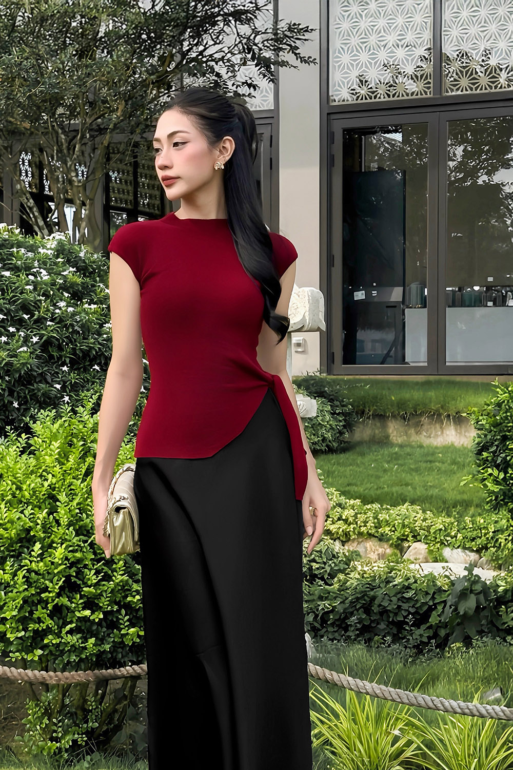 Áo len dệt kim màu đỏ lệch tà phối nơ