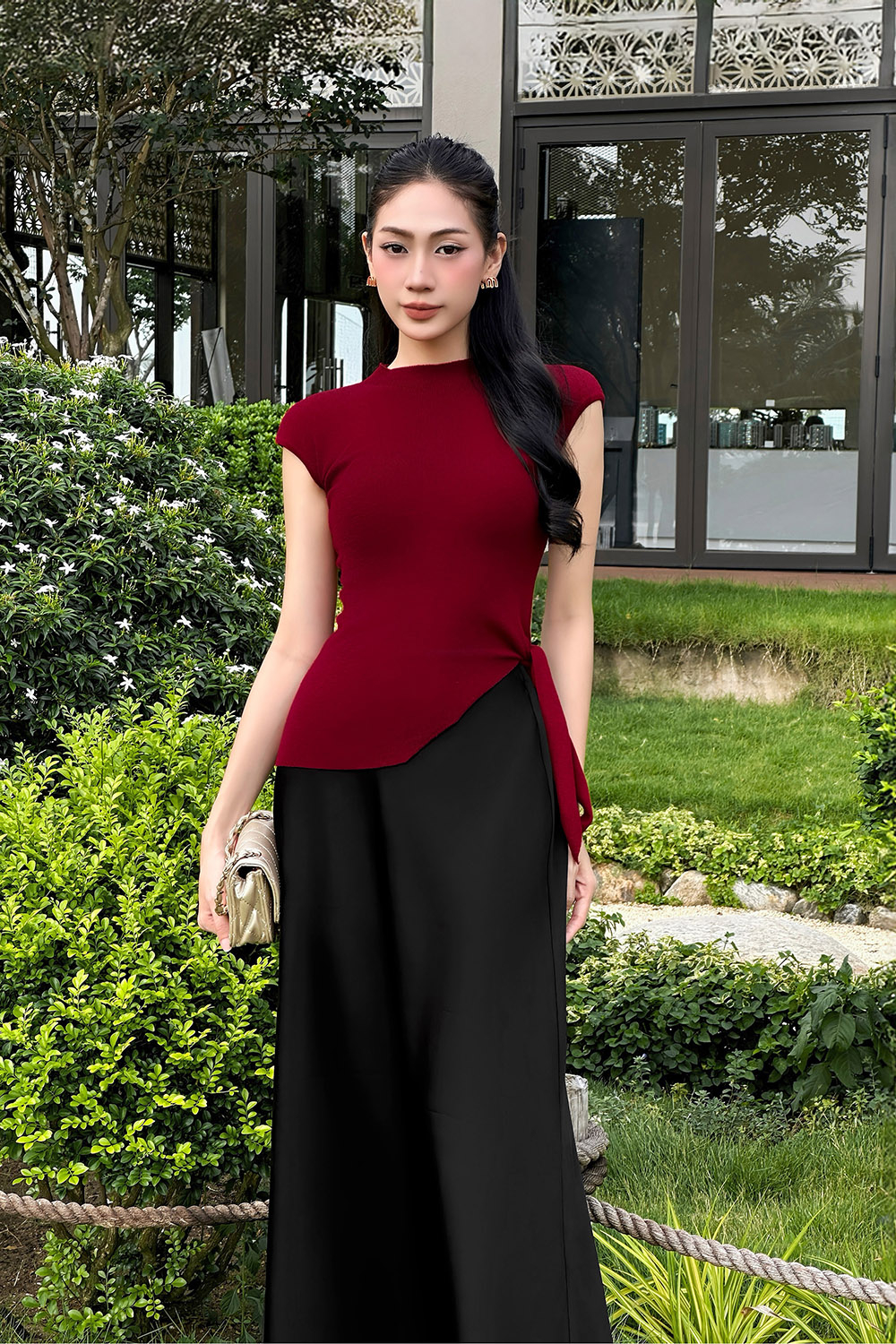 Áo len dệt kim màu đỏ lệch tà phối nơ