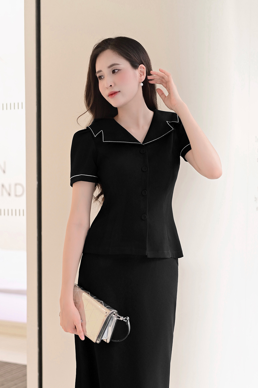 Áo kiểu công sở nữ màu đen viền chỉ trắng