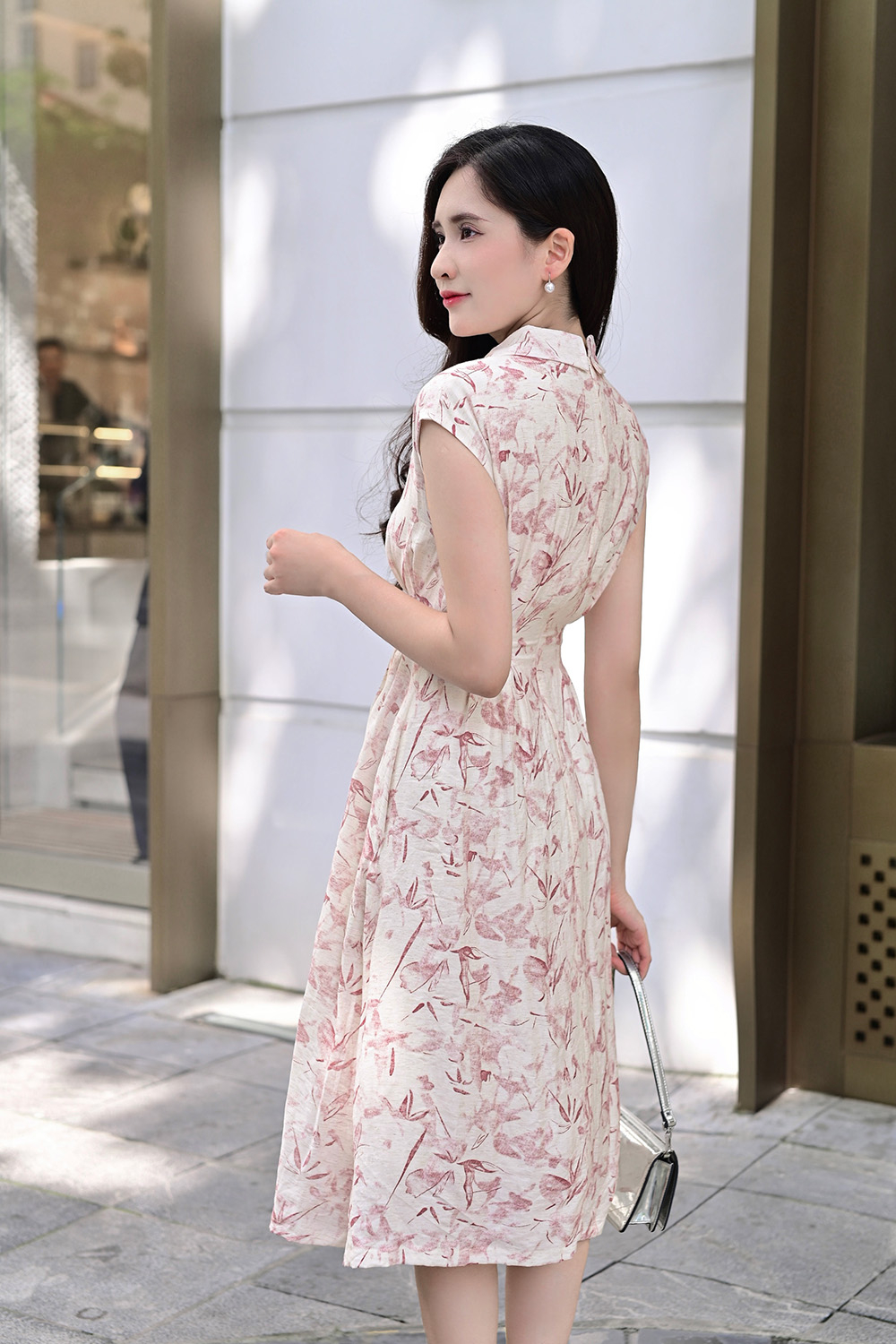 Đầm sơ mi trắng họa tiết hoa dáng xòe