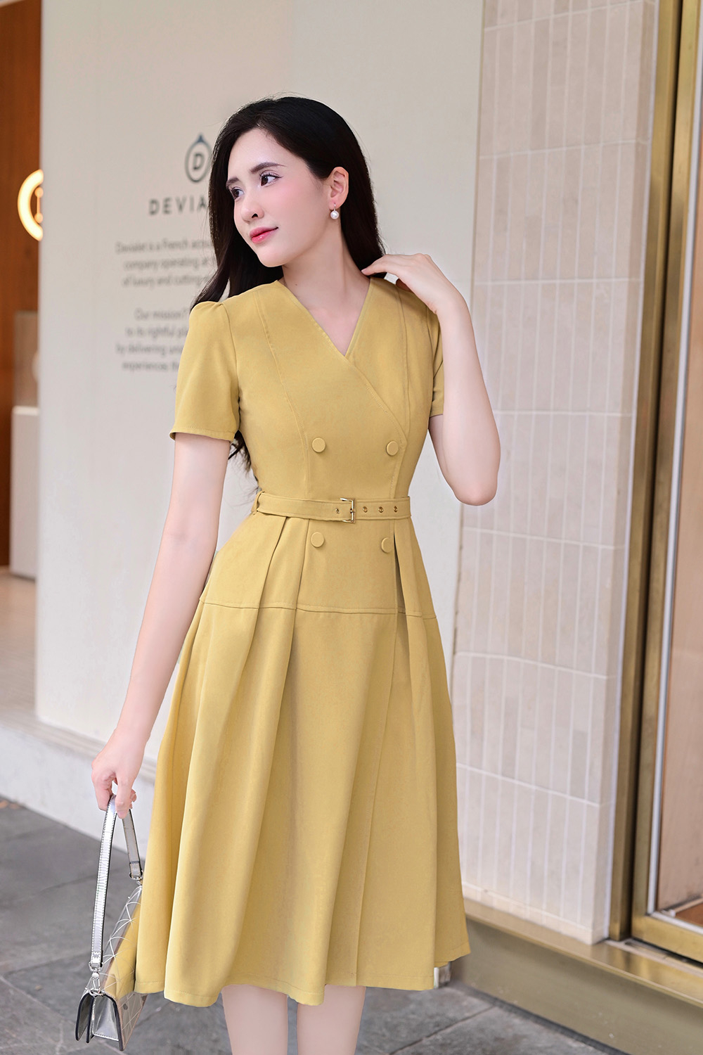 Đầm xòe xếp ly cổ V phối đai