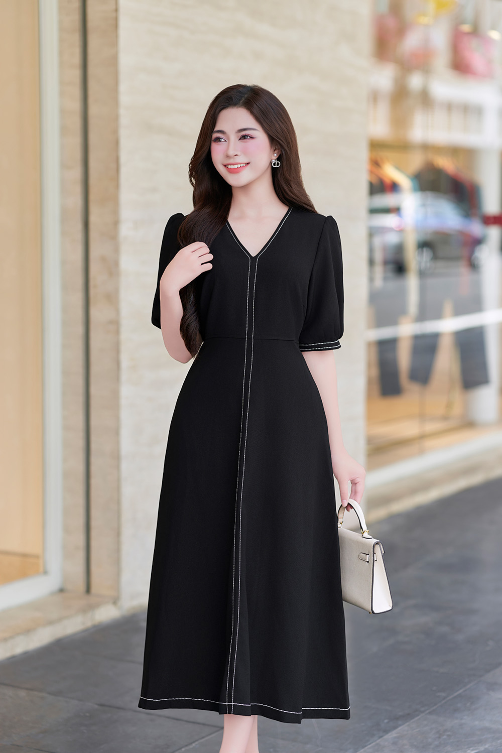 Đầm đen công sở dáng xòe viền chỉ