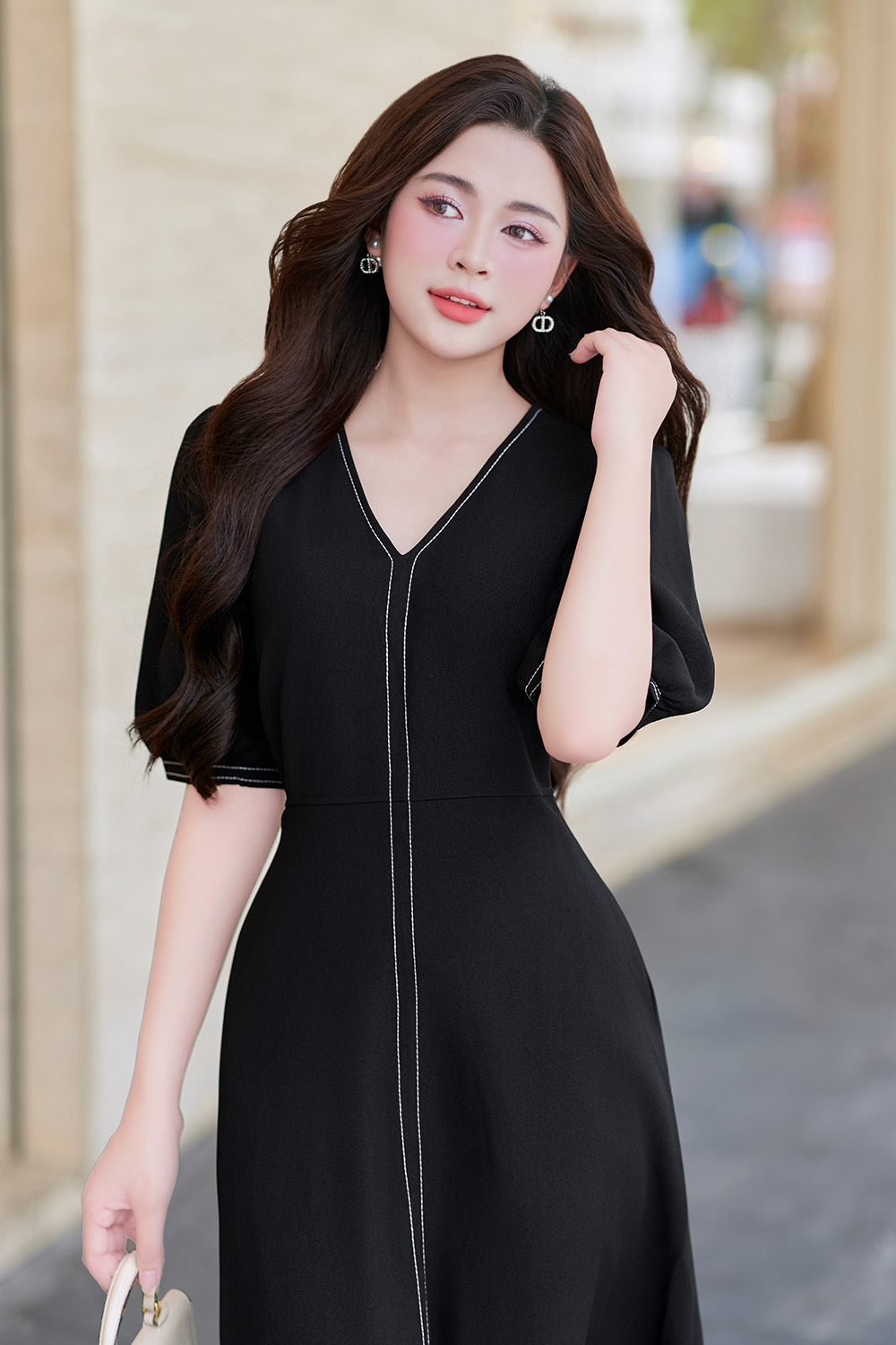 Đầm đen công sở dáng xòe viền chỉ