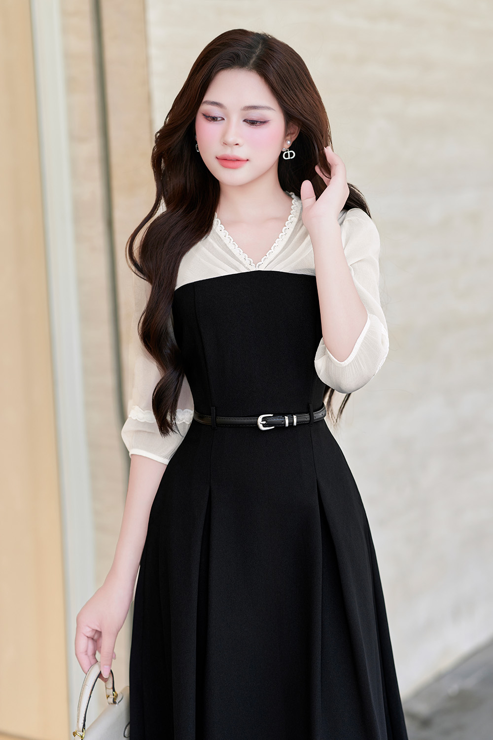 Đầm đen tay lỡ phối tơ nến dáng xòe