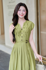 Đầm xòe xanh cổ cách điệu phối thắt lưng