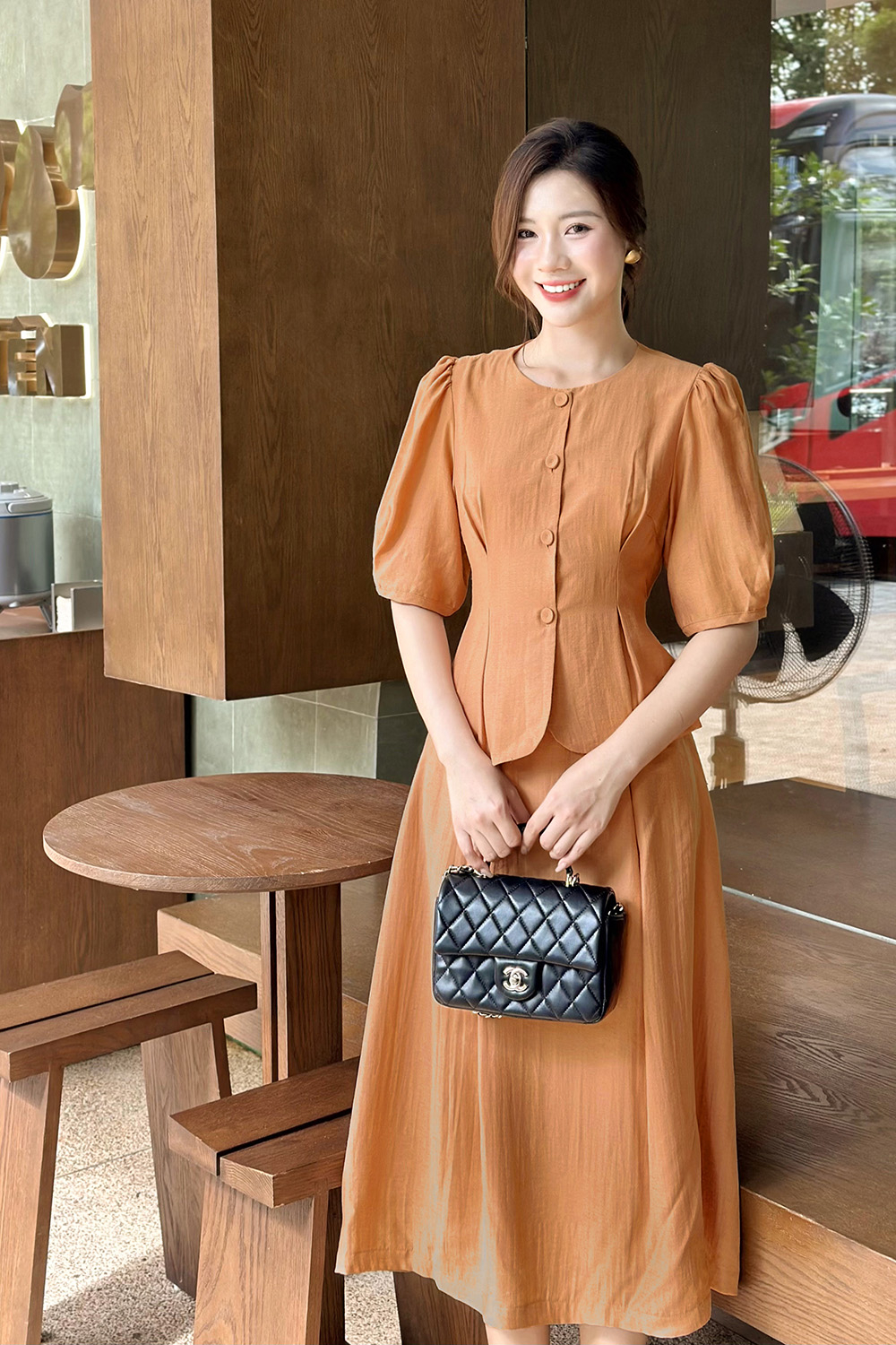 Áo kiểu tay bồng cổ tròn nhấn eo