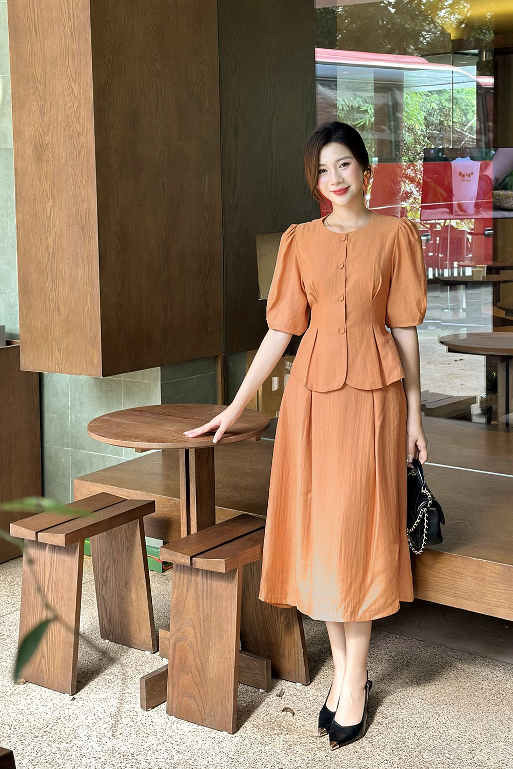 Áo kiểu tay bồng cổ tròn nhấn eo