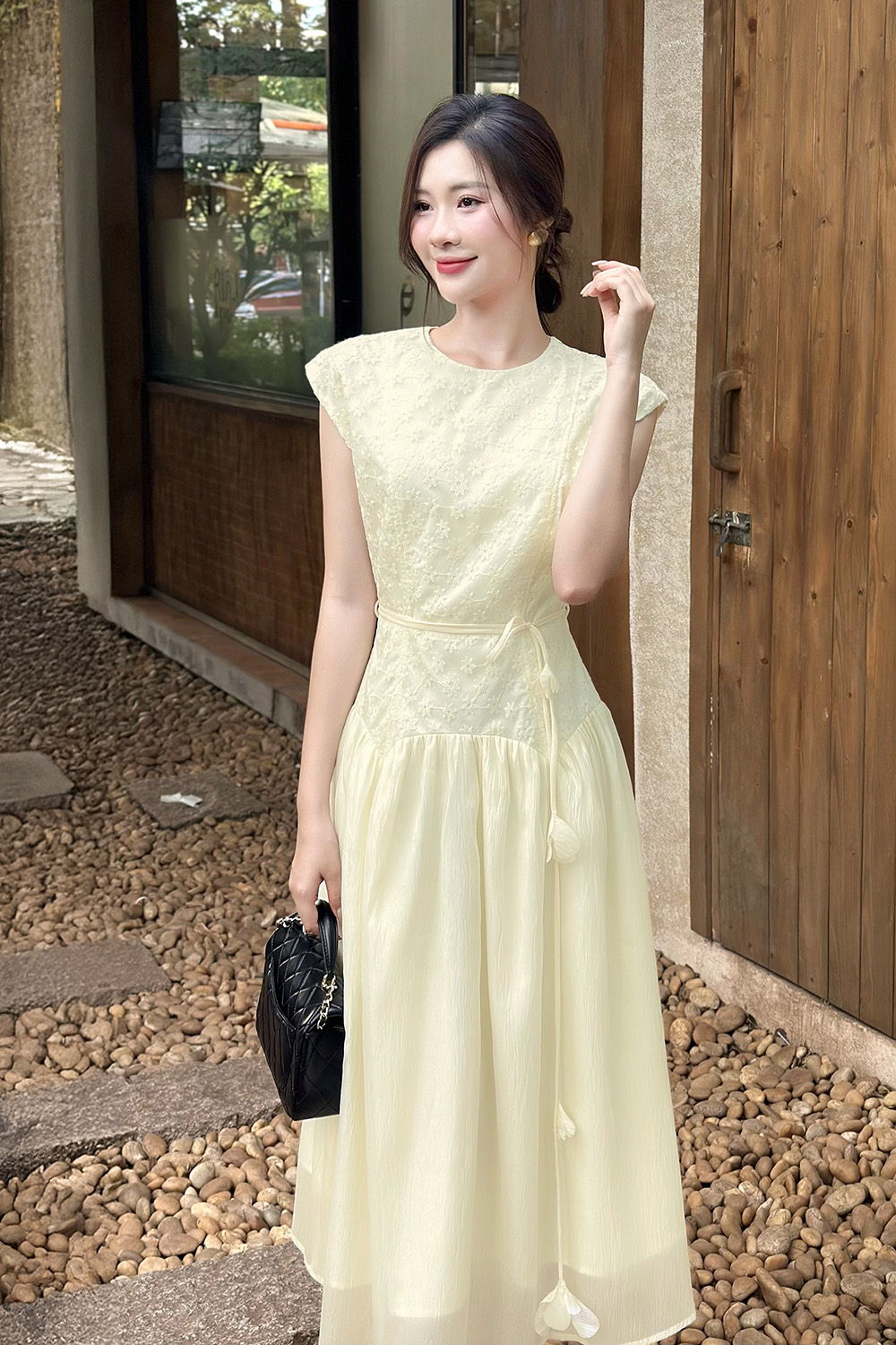 Đầm xòe ren hoa phối tơ dáng dài màu kem