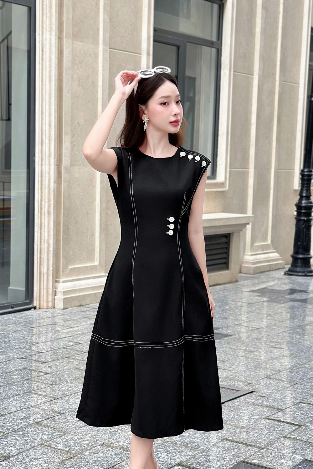 Đầm đen dáng chữ A phối nút viền chỉ