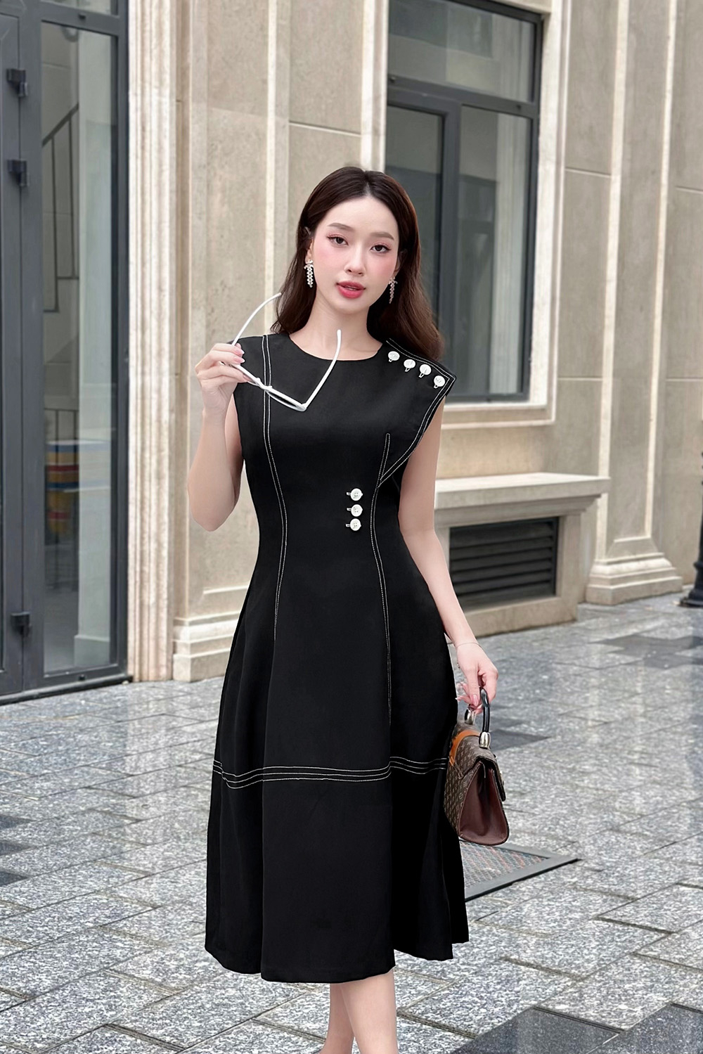 Đầm đen dáng chữ A phối nút viền chỉ