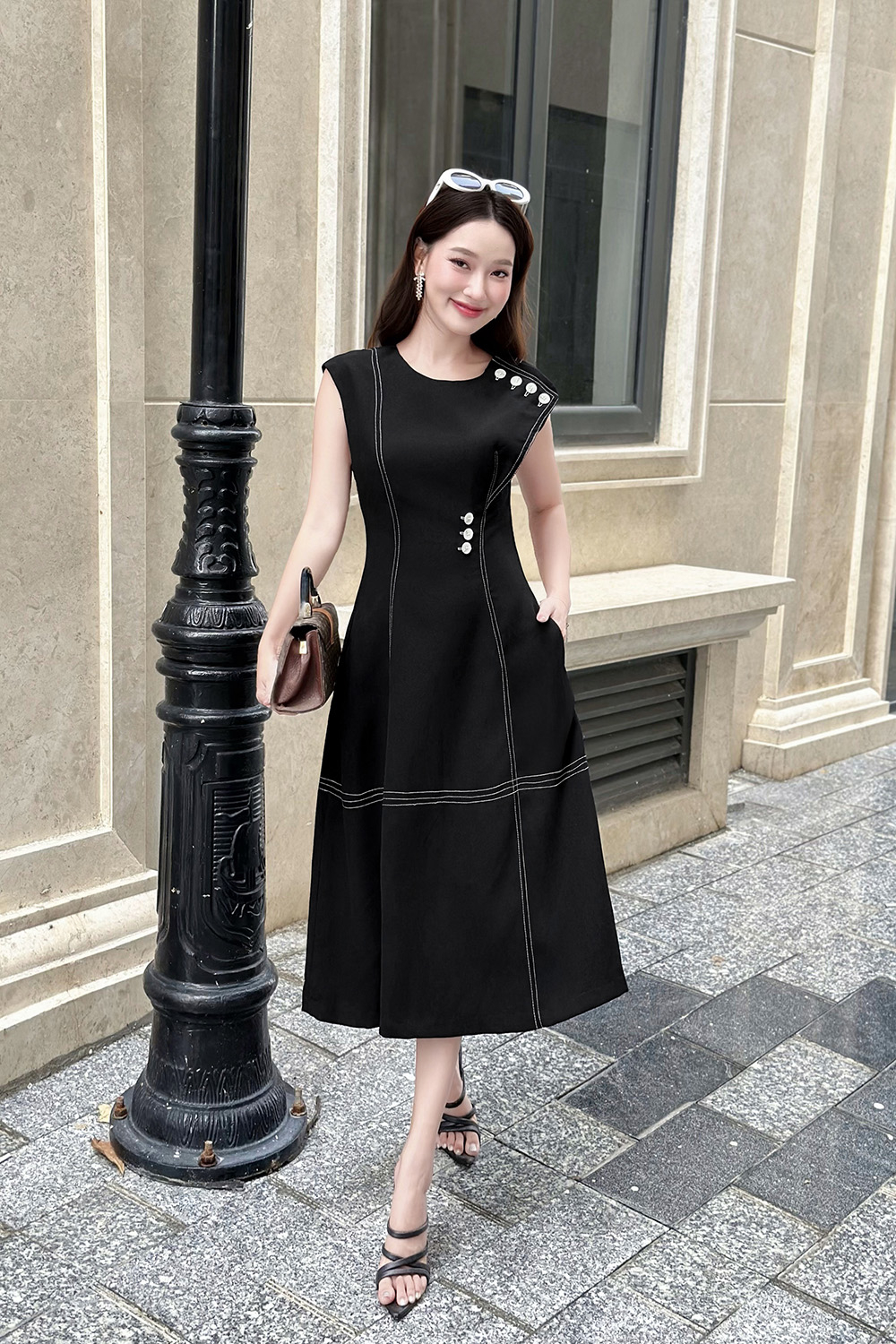 Đầm đen dáng chữ A phối nút viền chỉ