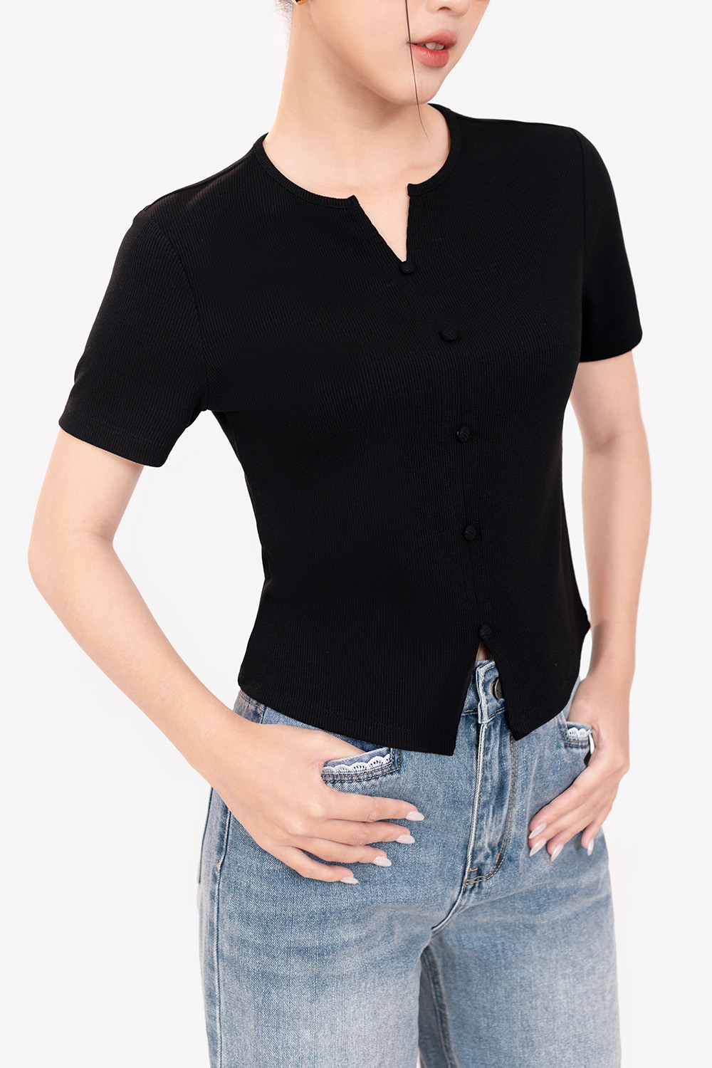 Áo thun gân tay ngắn màu đen cổ xẻ V