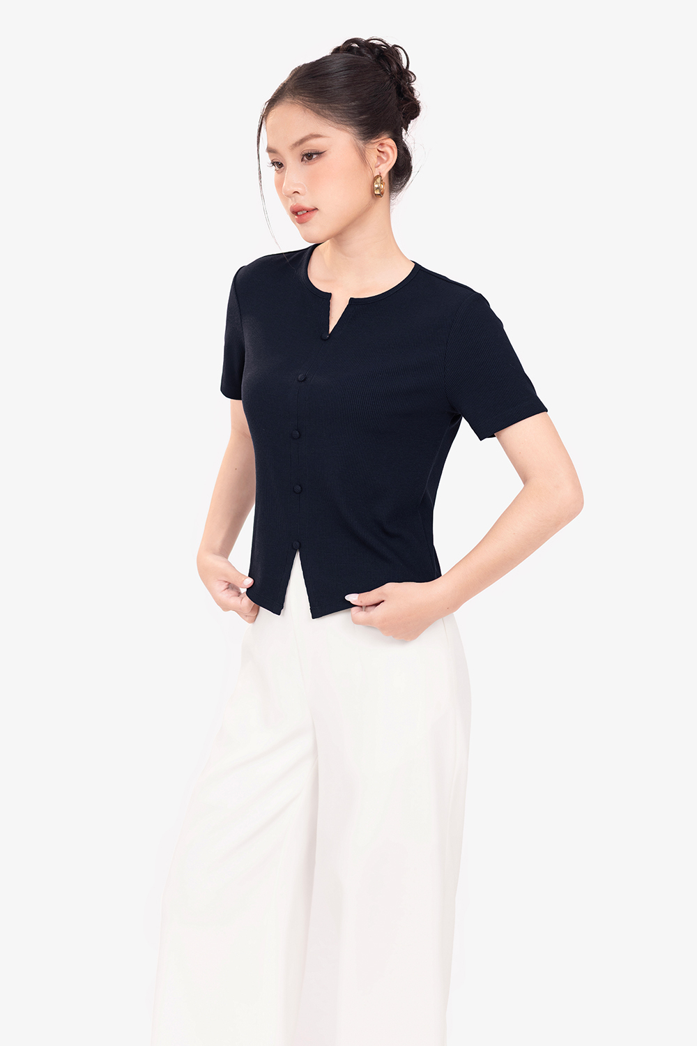 Áo thun gân phối nút màu xanh đen