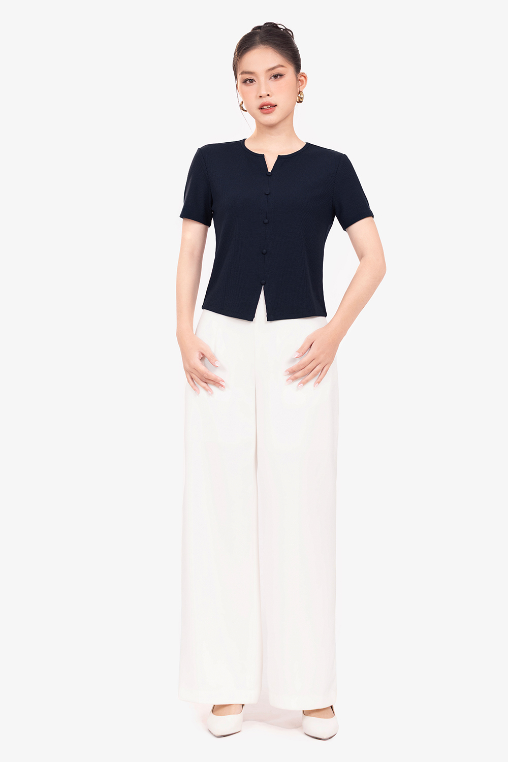 Áo thun gân phối nút màu xanh đen