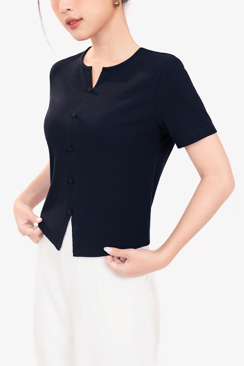 Áo thun gân phối nút màu xanh đen