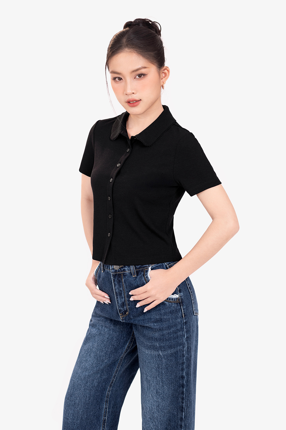 Áo thun gân màu đen cổ sen cài cúc trước