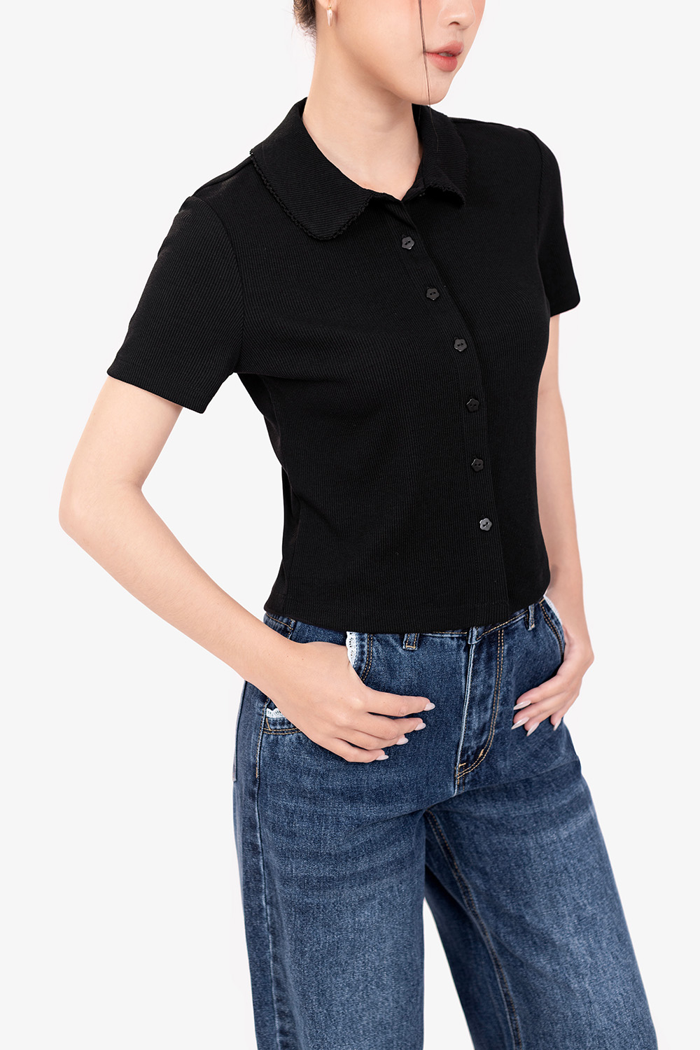 Áo thun gân màu đen cổ sen cài cúc trước