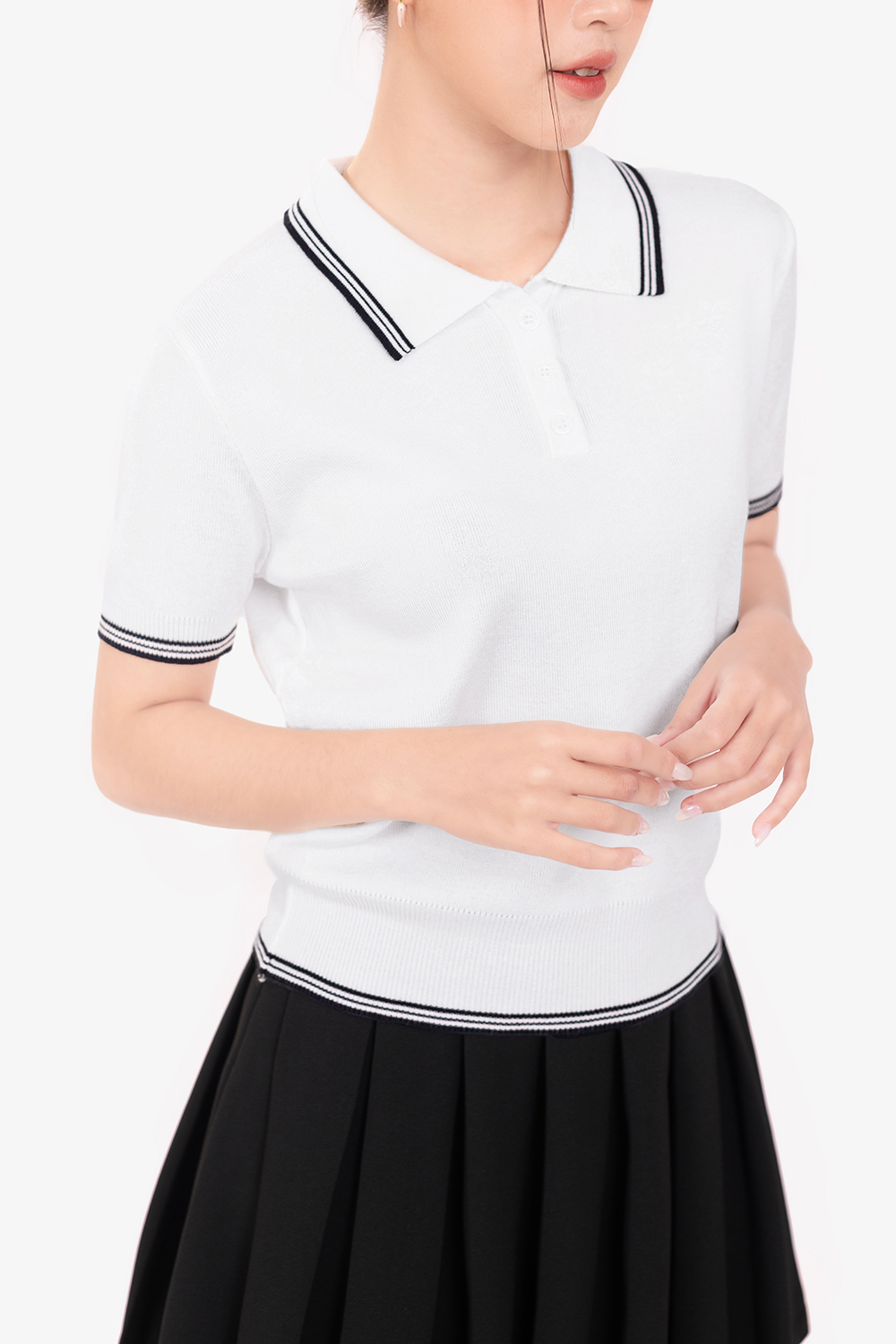 Áo len dệt kim trắng cổ polo viền đen