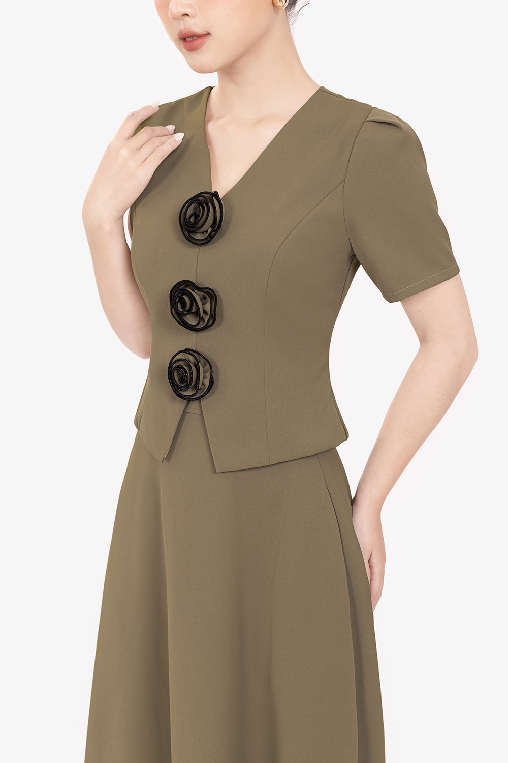 Áo kiểu công sở màu nâu phối hoa