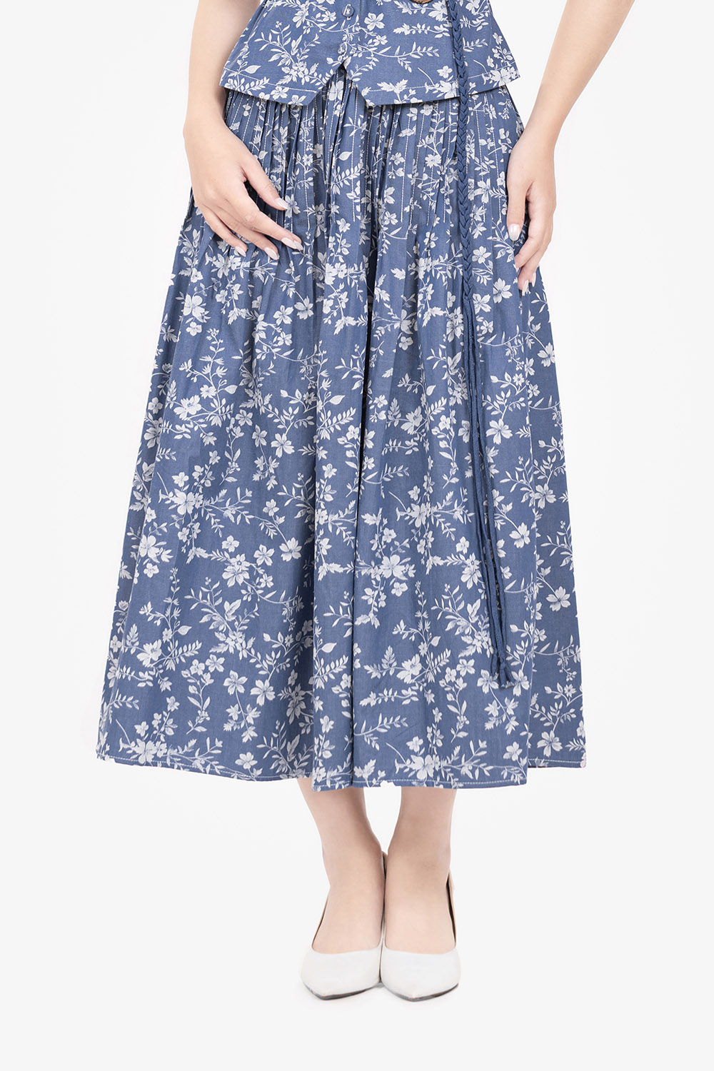 Chân váy midi xòe hoa nhí màu xanh