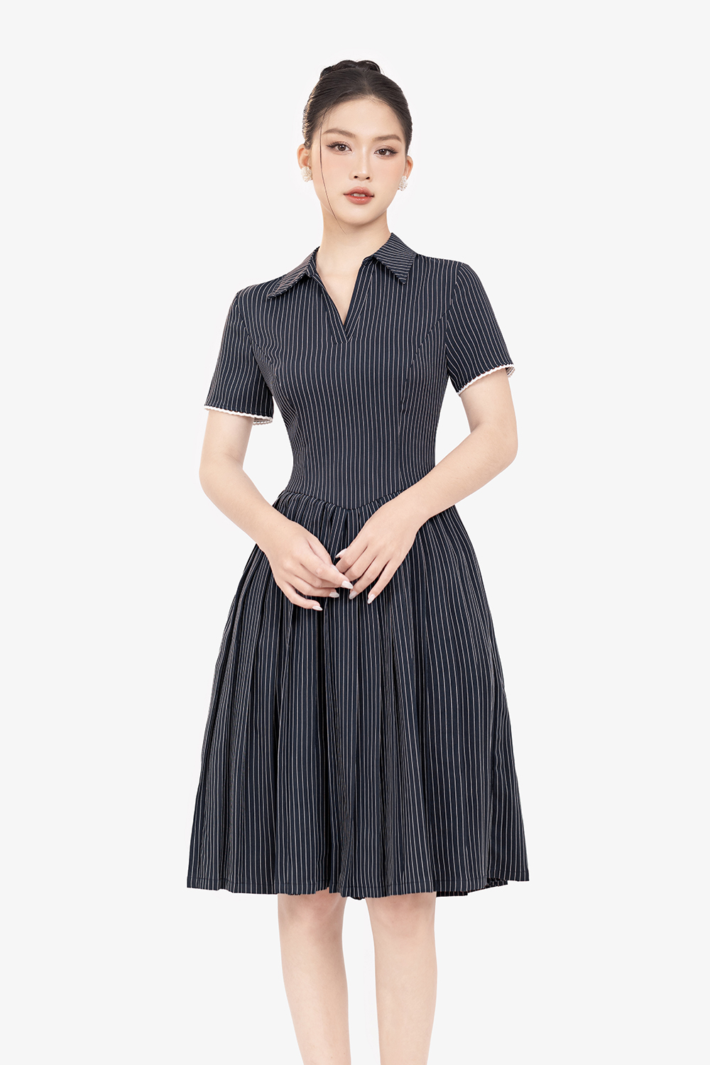 Đầm kẻ sọc dáng xòe xếp ly cổ sơ mi