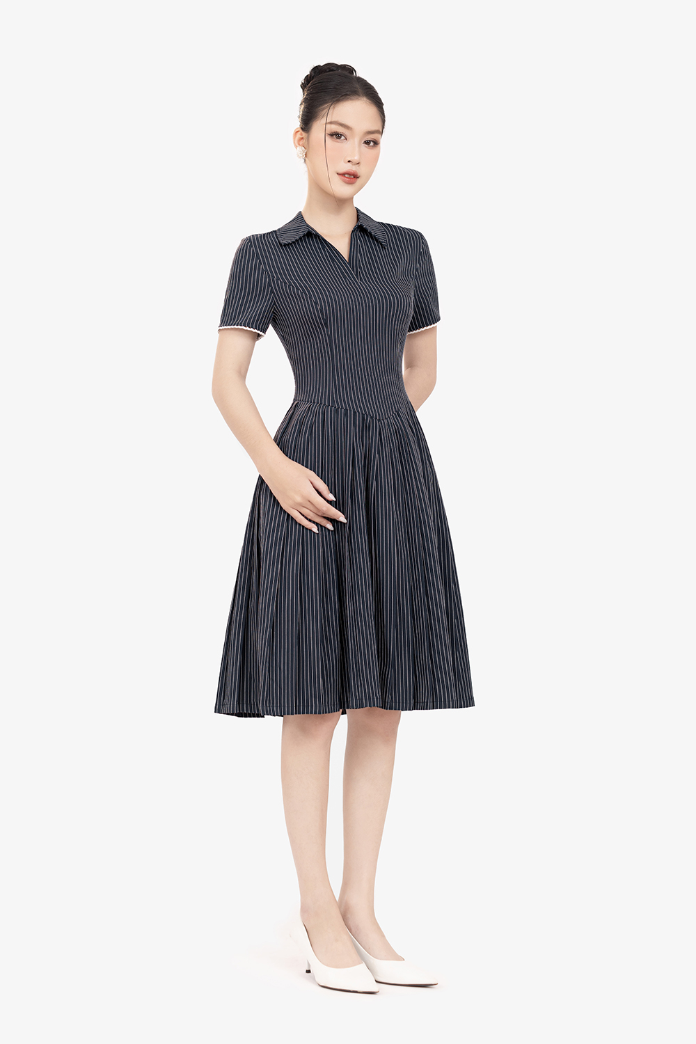 Đầm kẻ sọc dáng xòe xếp ly cổ sơ mi
