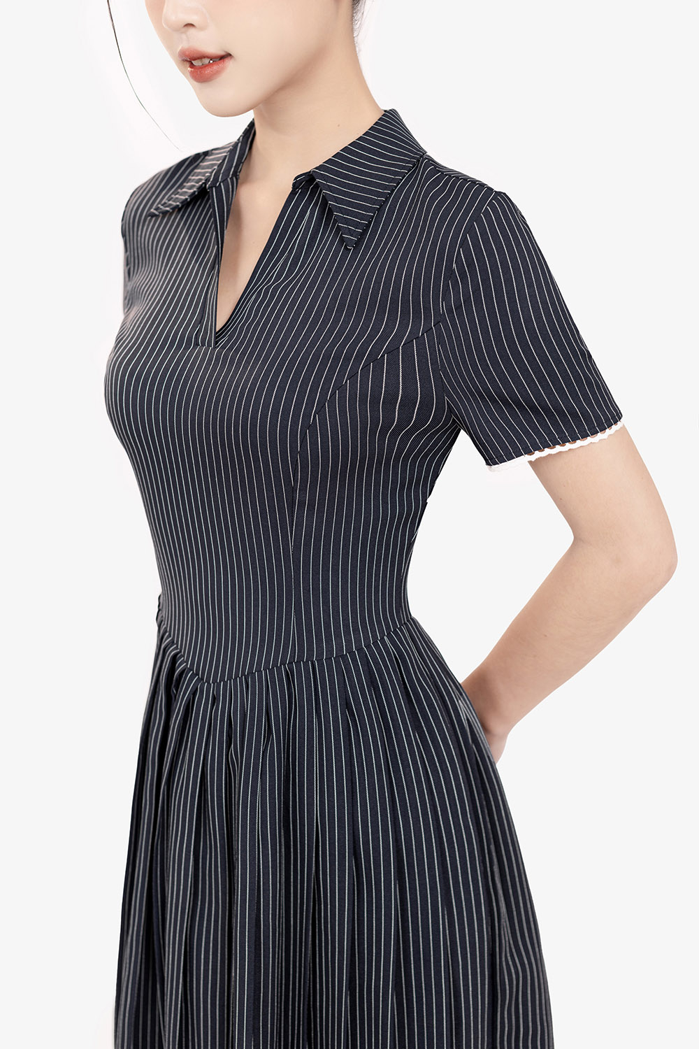 Đầm kẻ sọc dáng xòe xếp ly cổ sơ mi