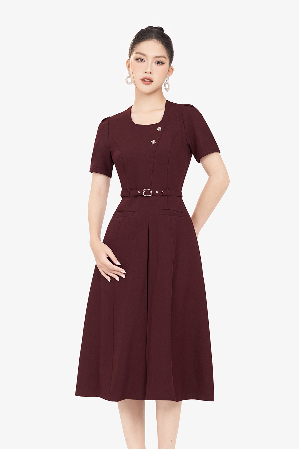 Đầm đỏ dáng chữ A xòe kèm thắt lưng