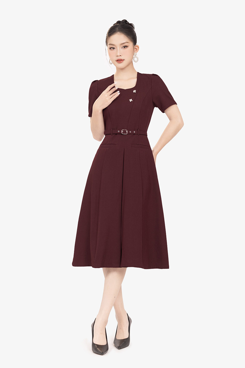 Đầm đỏ dáng chữ A xòe kèm thắt lưng