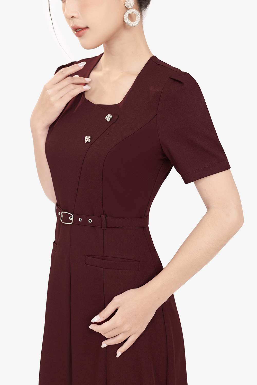 Đầm đỏ dáng chữ A xòe kèm thắt lưng