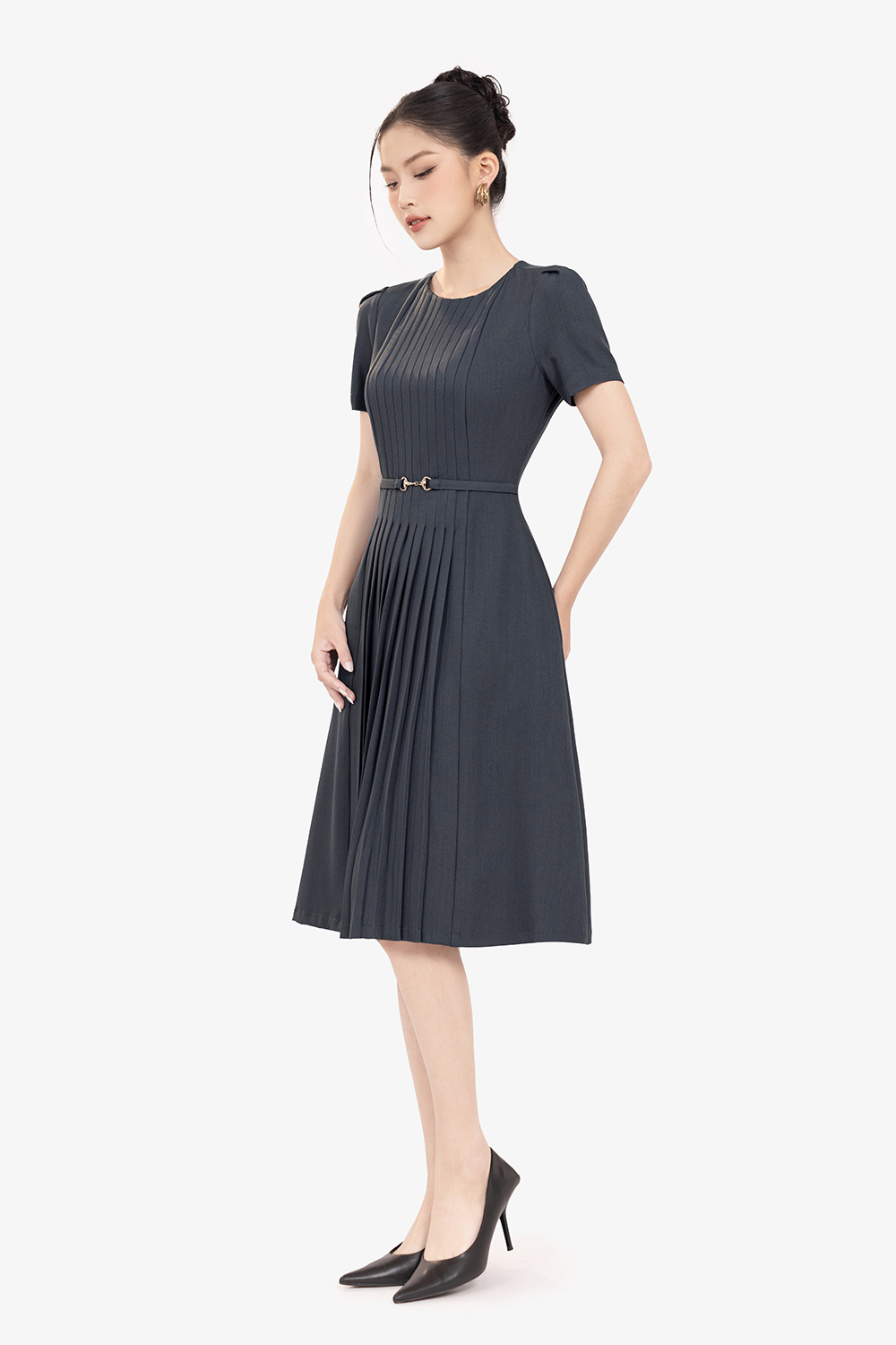 Đầm xòe công sở cổ tròn xếp ly thân trước