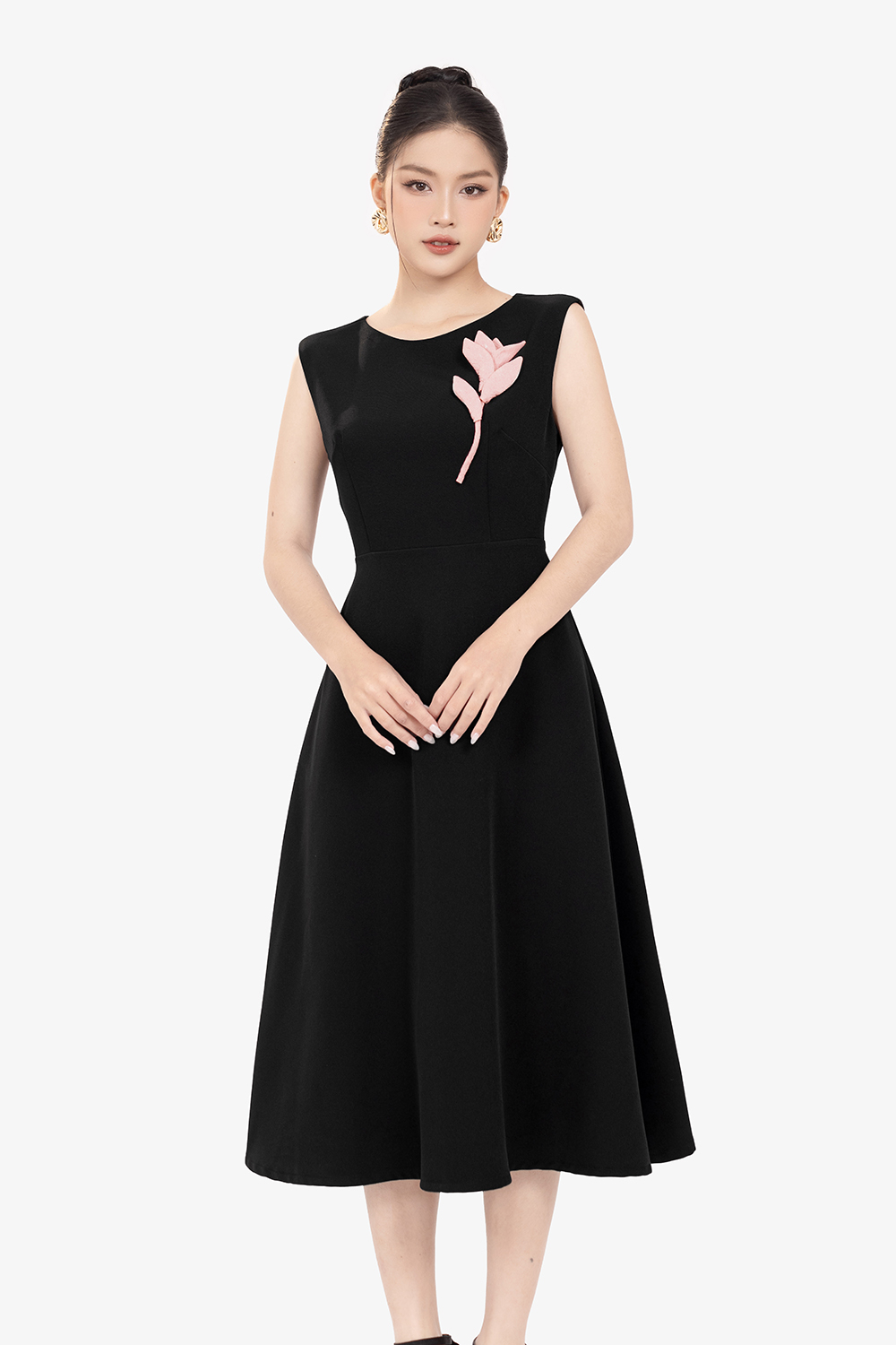 Đầm đen dáng xòe đính hoa