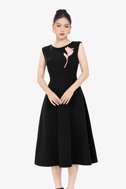 Đầm đen dáng xòe đính hoa