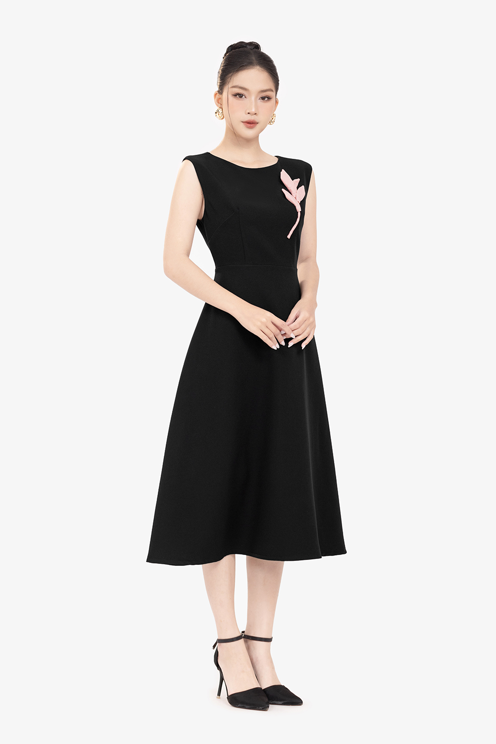 Đầm đen dáng xòe đính hoa
