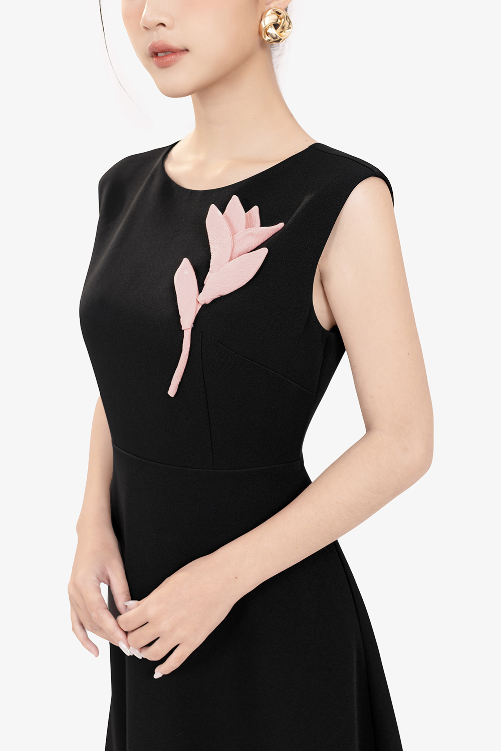 Đầm đen dáng xòe đính hoa