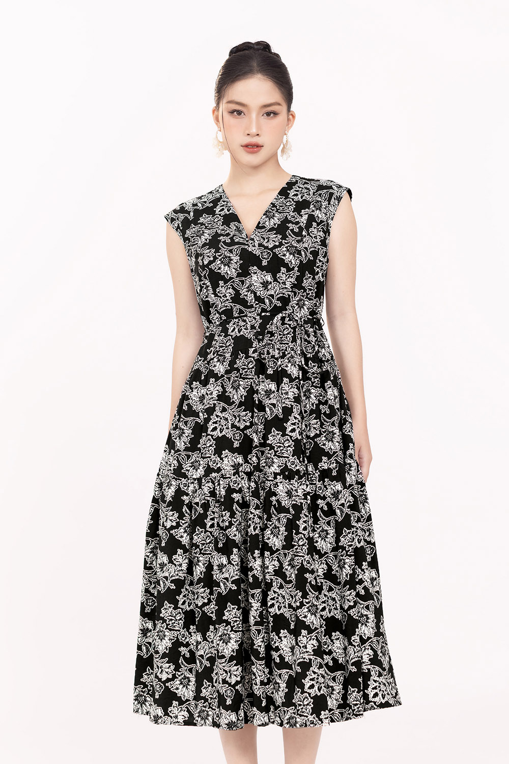 Đầm đen hoa cổ V thắt nơ eo