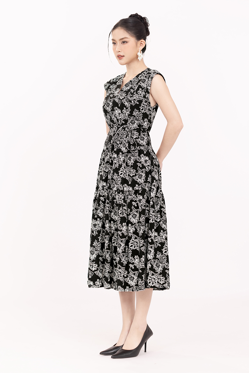 Đầm đen hoa cổ V thắt nơ eo
