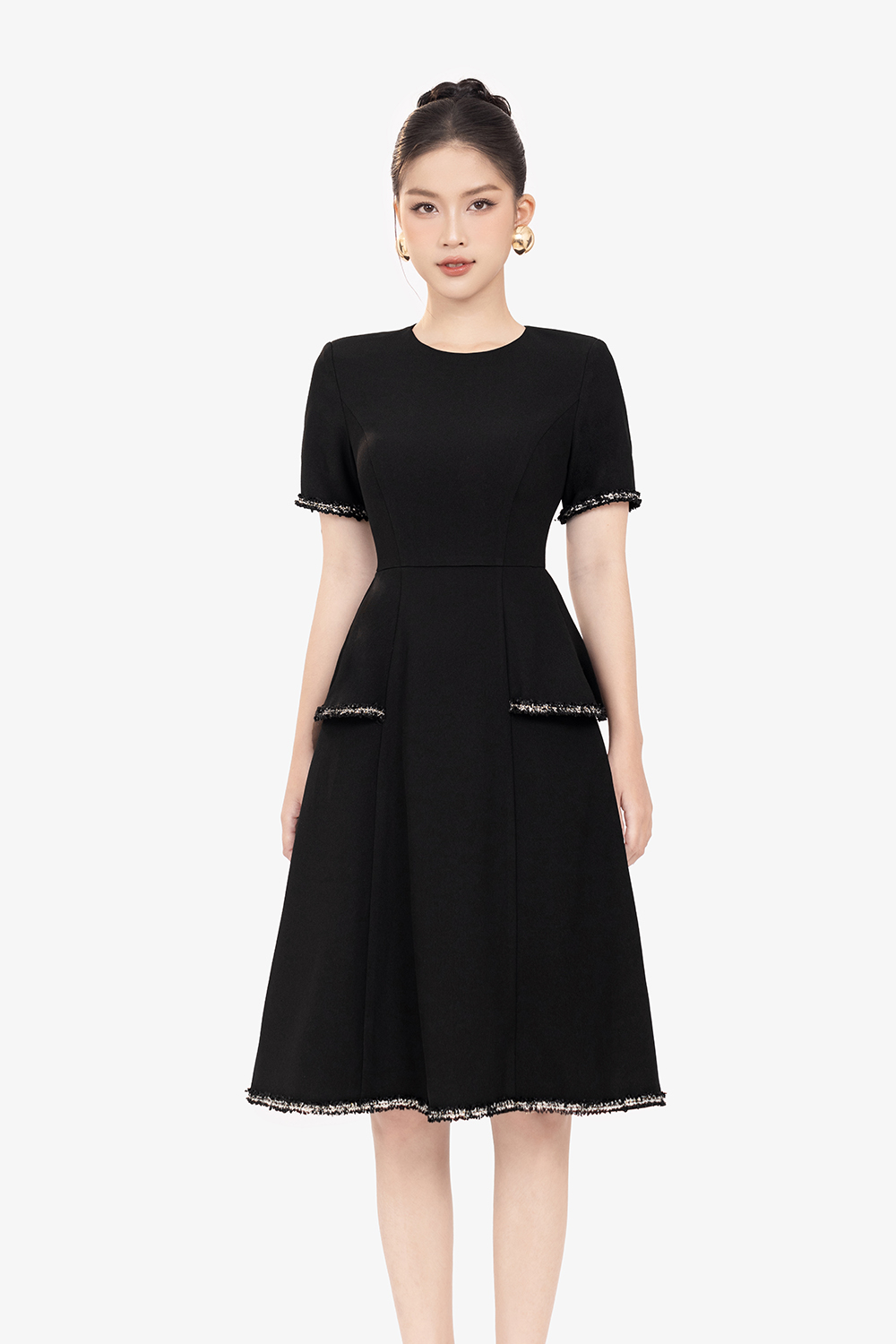Đầm đen peplum dáng xòe phối viền