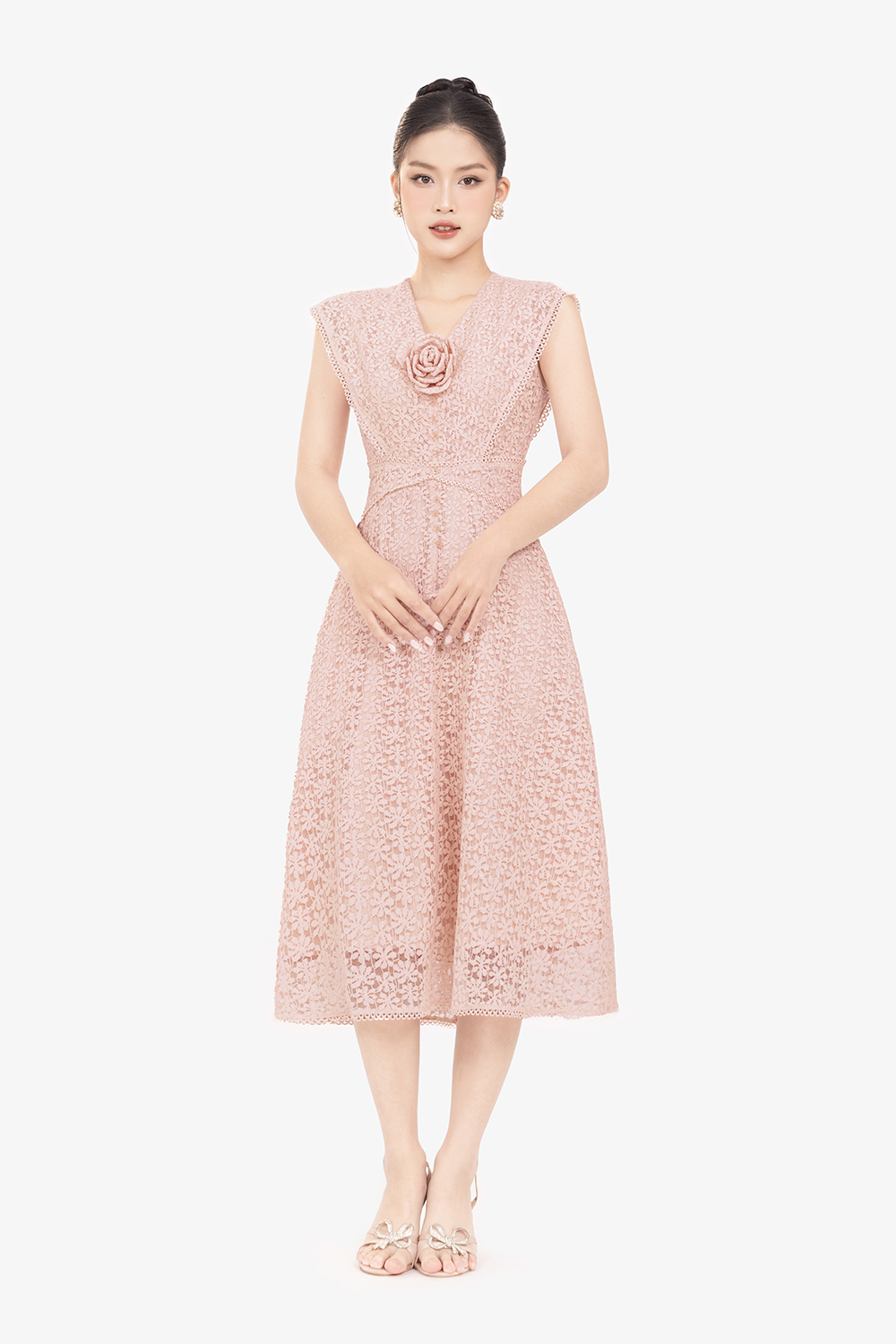 Đầm ren hồng dự tiệc đính hoa