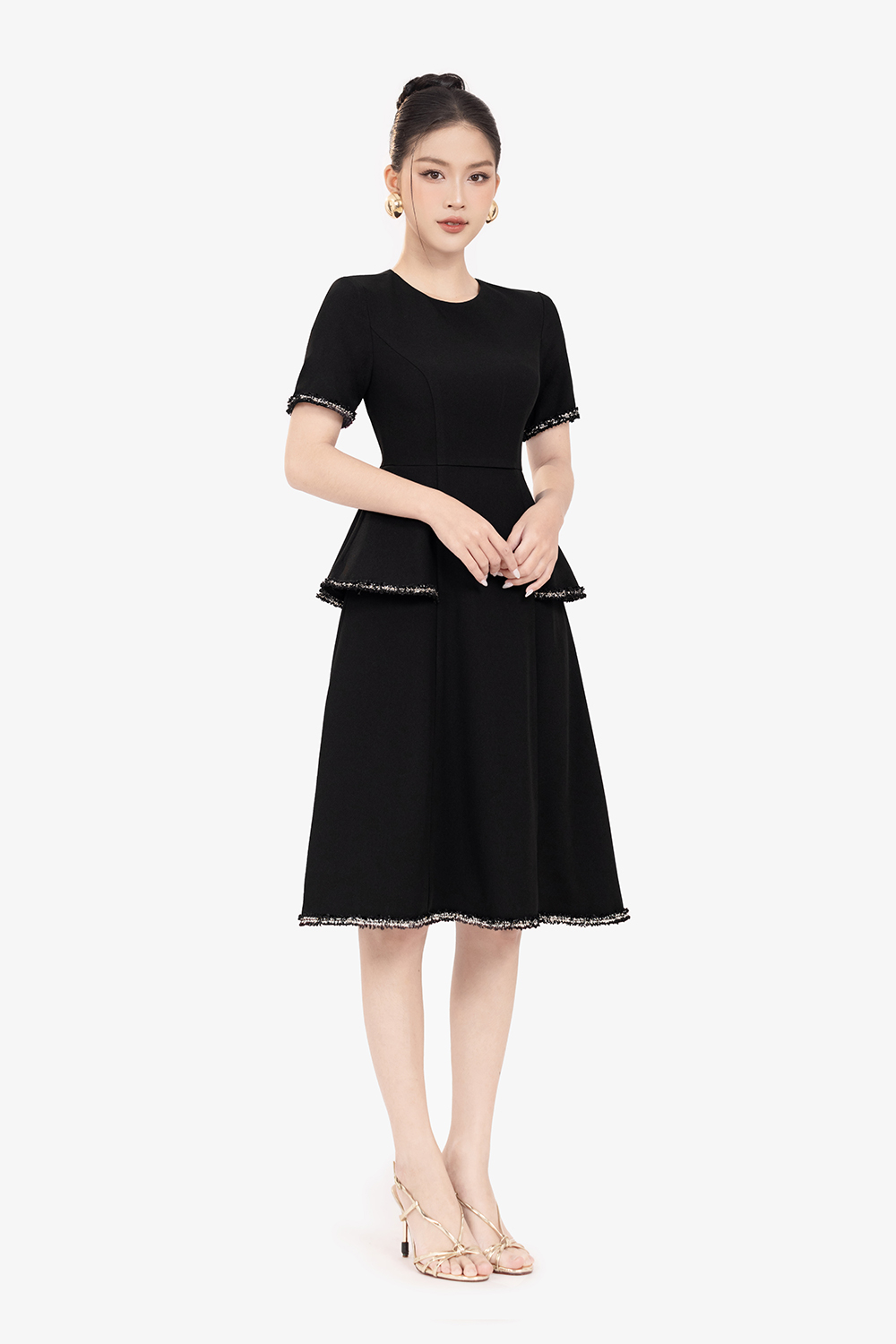 Đầm đen peplum dáng xòe phối viền