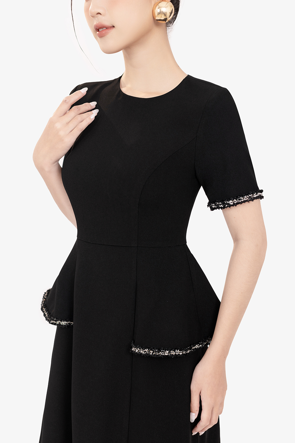 Đầm đen peplum dáng xòe phối viền