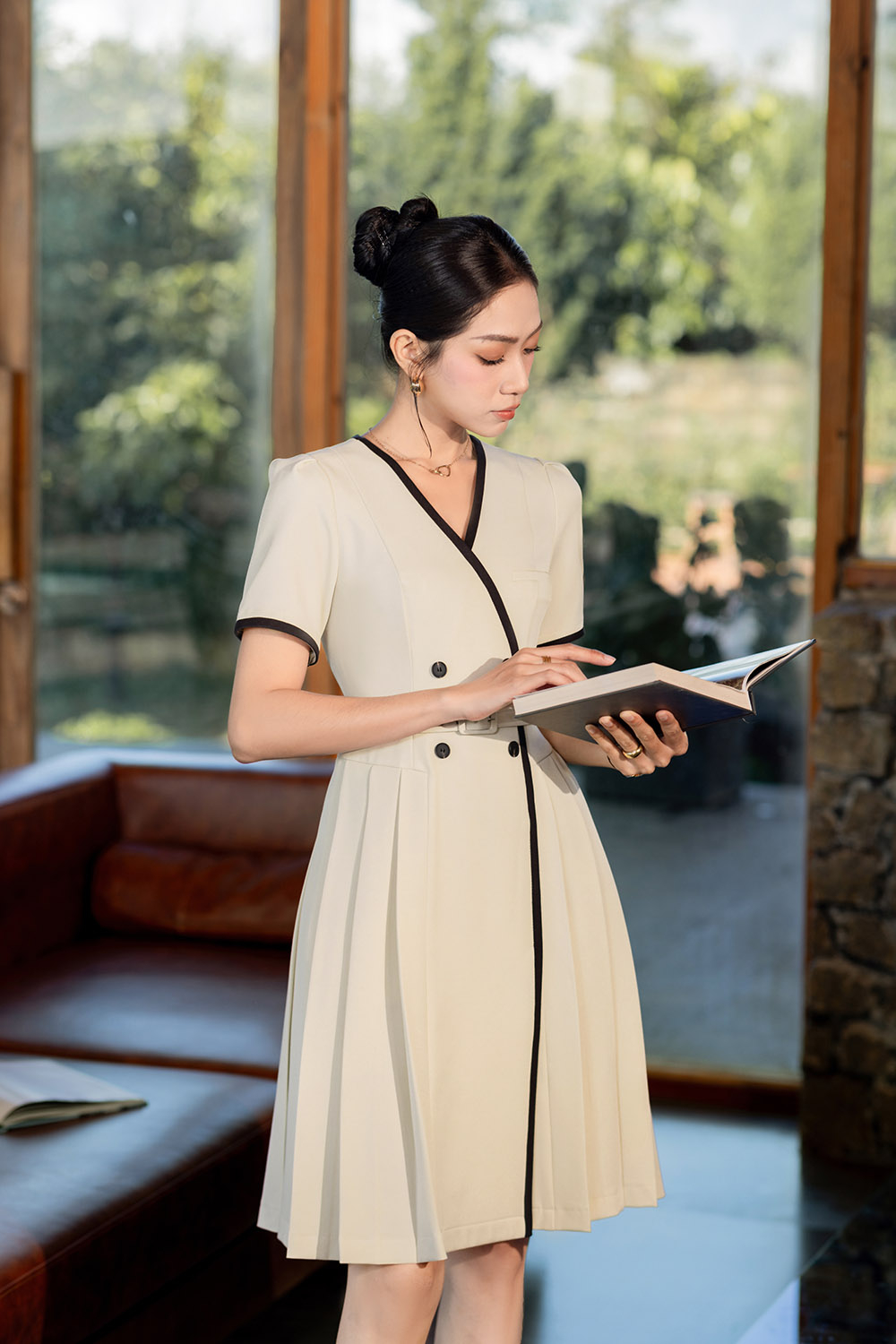 Đầm công sở giả wrap cổ V viền đen