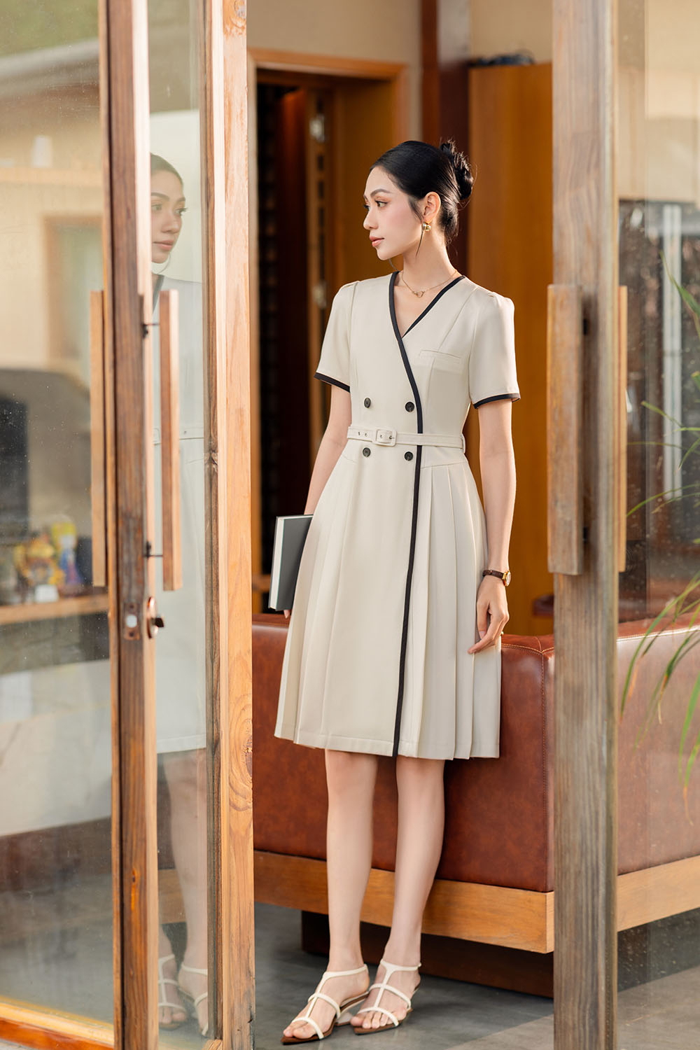 Đầm công sở giả wrap cổ V viền đen